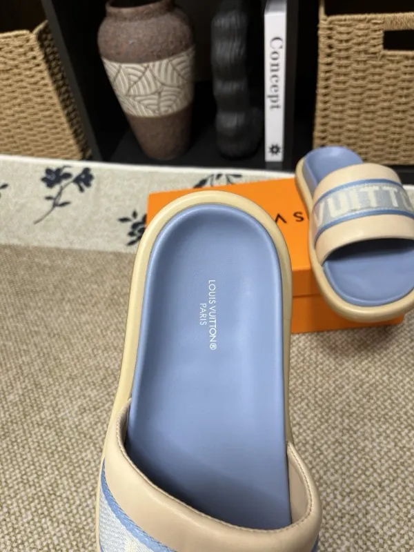 P320💰[New model] Long-term availability, 2025 new model, couple model [LOUlS VUlTTON] comes with drawer box, bag, card, invoice "Louis Vuitton ~ unique modern sandals. 》LV counter purchasing 🏃Men's and women's casual slippers, sold at the same time at the counter, the original old flower material upper is soft and comfortable, (refuses to discolor and rub the feet) sole: original factory special combination original sole, code number: 35--46 4 multiple colors 🉑️ to choose from